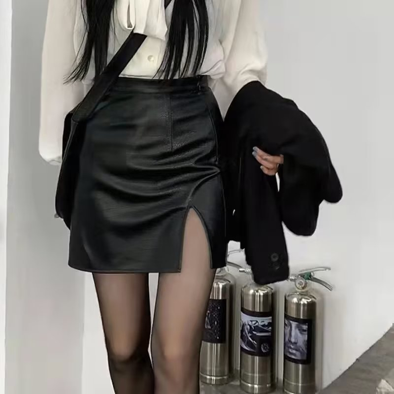 Korean black sexy short skirt for women in early spring, high-waisted leather skirt for small people, design with slits and hip-covering skirt, autumn and winter