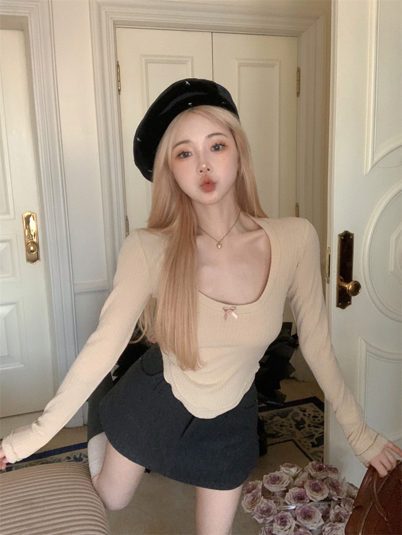 Real shot of proportionally slimming large round neck irregular bottoming top with slim fit waist