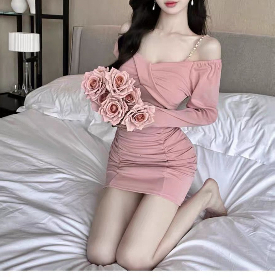 一字肩V領連衣裙女秋冬新款性感氣質修身打底吊帶褶皺長袖包臀裙