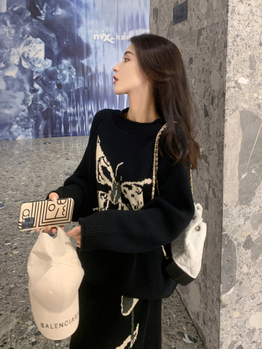 Autumn clothing is matched with a set of fashionable knitted sweater suits, skirts that reduce age, Korean style high-end skirts, and a two-piece set