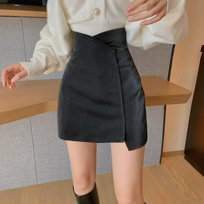 Black irregular design niche leather skirt for women in spring and autumn, super popular high-waisted slimming hip-hugging A-line short skirt