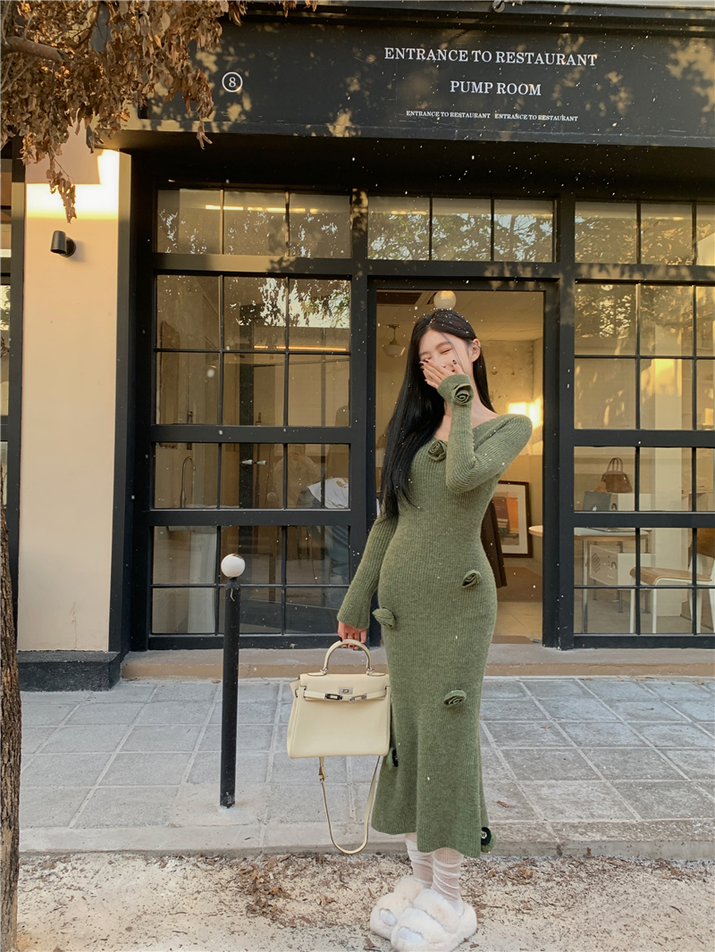 Real shot Hong Kong style retro autumn and winter three-dimensional flower V-neck knitted fishtail dress for women