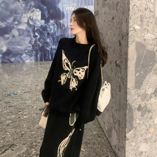 Autumn clothing is matched with a set of fashionable knitted sweater suits, skirts that reduce age, Korean style high-end skirts, and a two-piece set