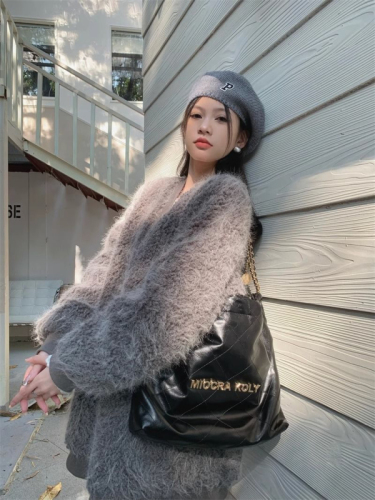 Xiaoxiangfeng fur coat women's winter 2023 new Korean version thickened loose mid-length V-neck long-sleeved top