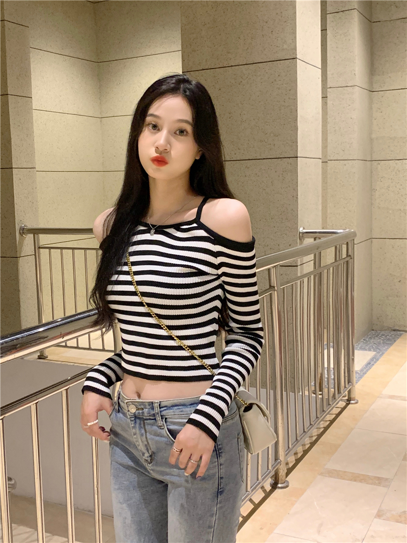 Real shot of sweet and spicy halterneck off-shoulder striped slim fit and versatile short long-sleeved knitted bottoming shirt T-shirt top for women