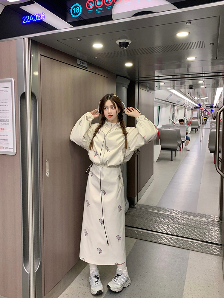 設計感連帽印花長袖外套收腰顯瘦吊帶連衣裙女秋季2023新款兩件套