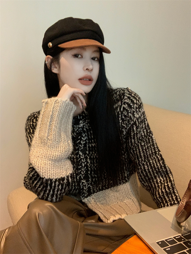 Actual shot of a fashionable daughter’s black and white contrasting knitted cardigan in autumn and winter retro Korean style jacket