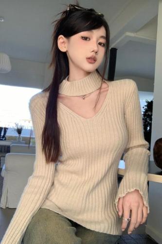 Actual shot of pure lust-style collarbone-revealing knitted slim-fitting bottoming sweater