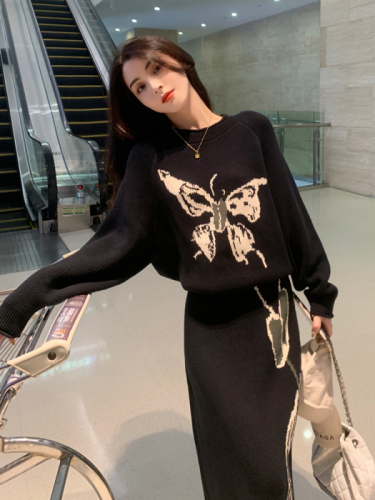 Autumn clothing is matched with a set of fashionable knitted sweater suits, skirts that reduce age, Korean style high-end skirts, and a two-piece set