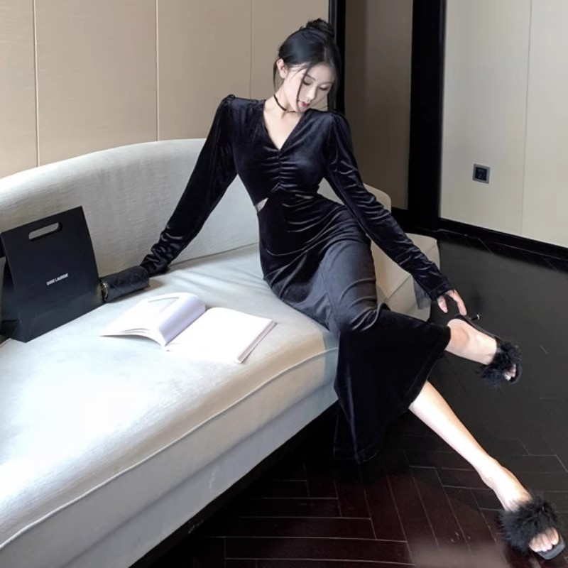 High-end little black dress, French style, celebrity v-neck, slim velvet dress, banquet evening dress, long dress, autumn and winter