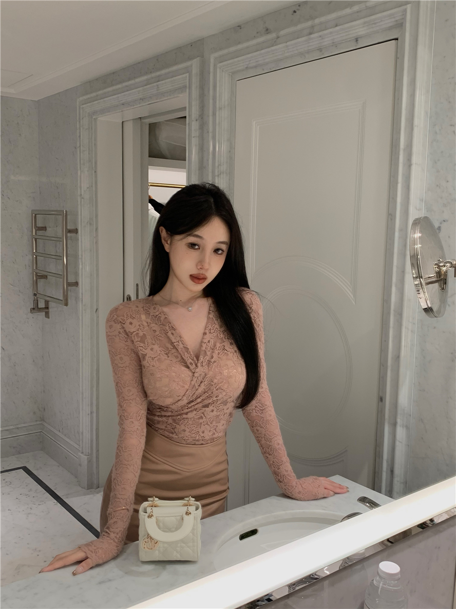 實拍蕾絲打底衫褶皺長袖V領微透性感內搭上衣女半裙皮裙套裝