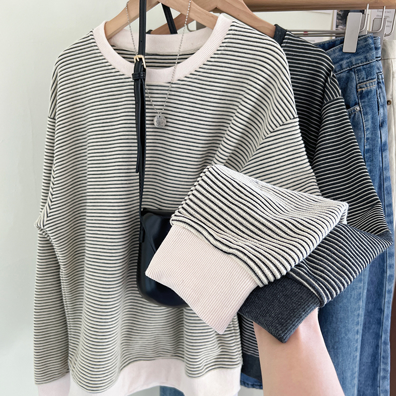 Real shot of striped personalized sweatshirt for women, lazy style round neck pullover, casual autumn and winter new style, versatile loose long-sleeved top