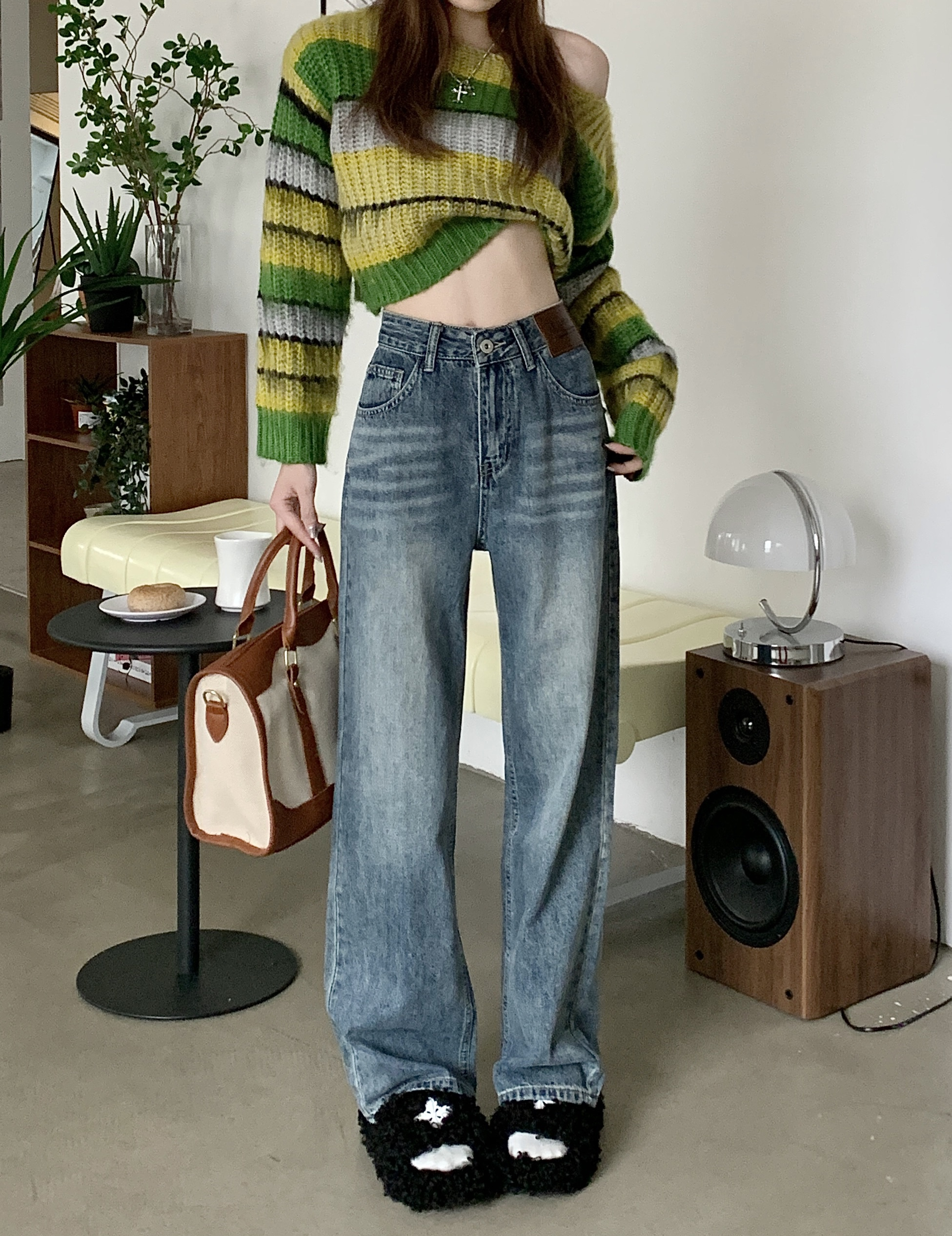 Actual shot of loose, large-pocket, straight-leg slimming, versatile wide-leg jeans