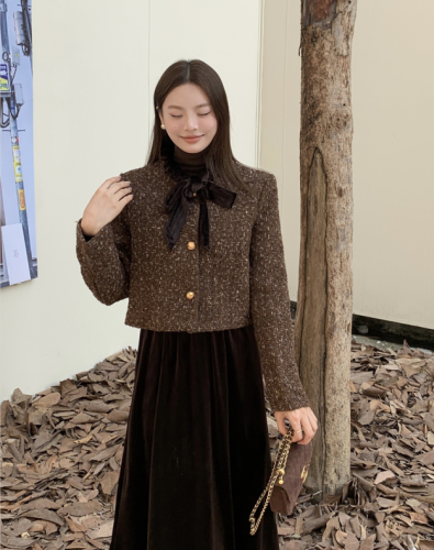 Real shot!  Small fragrant bow tie thickened tweed quilted jacket + elastic waist velvet skirt suit