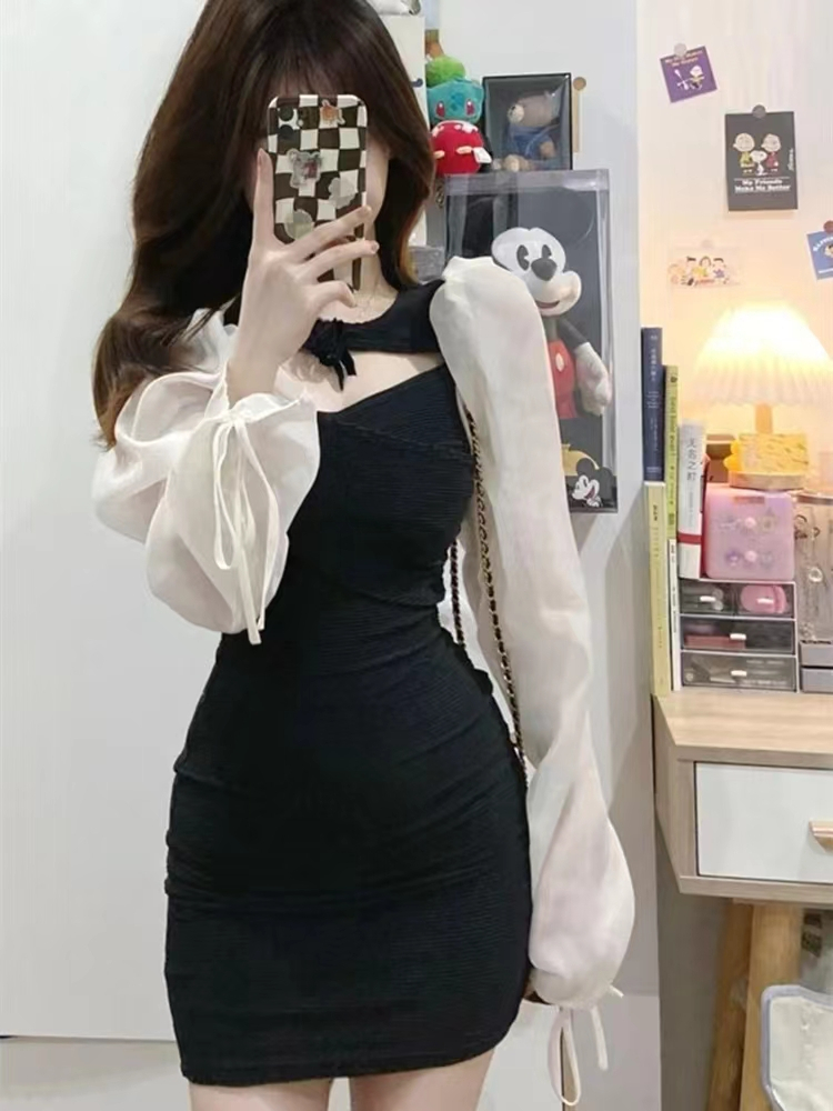 法式赫本風辣妹黑色連衣裙女秋季設計感別致鏤空性感收腰包臀短裙