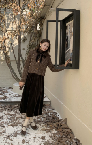 Real shot!  Small fragrant bow tie thickened tweed quilted jacket + elastic waist velvet skirt suit
