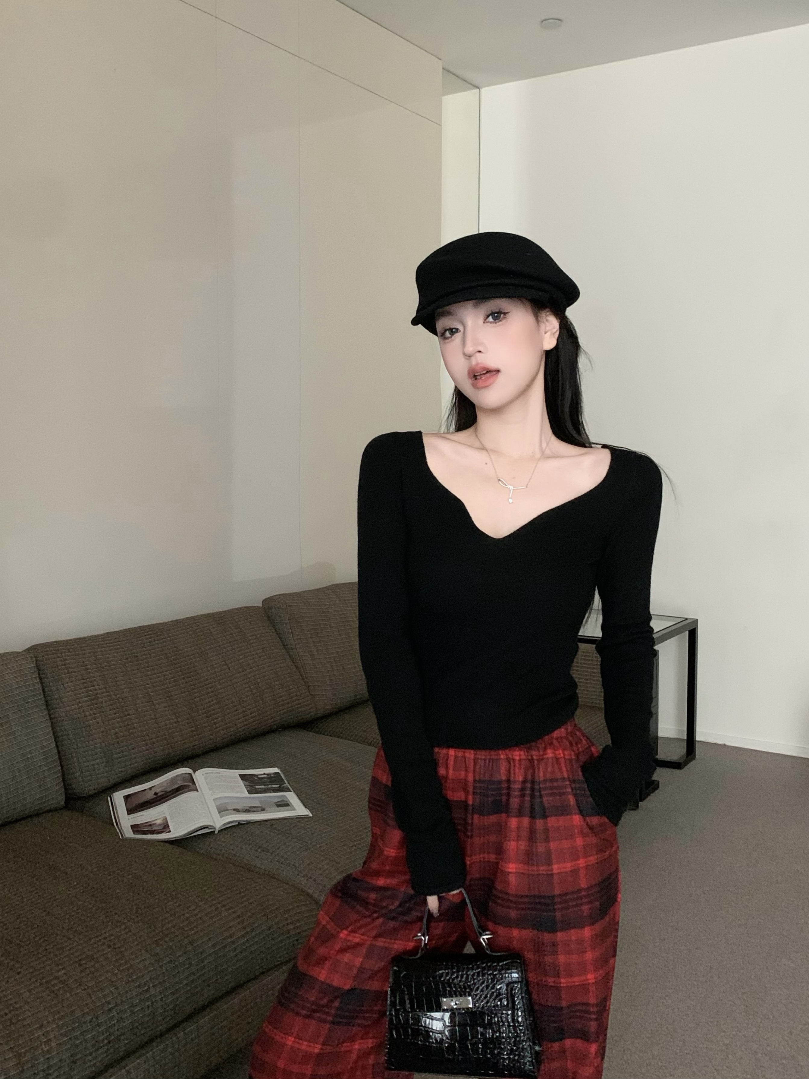 Real shot of V-neck sweater, winter slim fit, short inner layering shirt, long-sleeved top