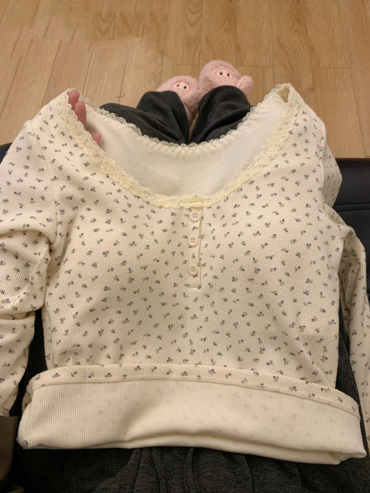 Who knows?  Sweet design floral lace long-sleeved T-shirt for women in autumn and winter plus velvet and thickening niche upper body trend