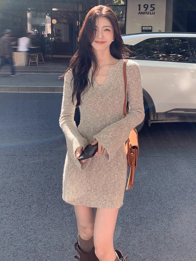 MULVAN 性感v領針織連衣裙女2023秋冬修身內搭收腰打底包臀短裙