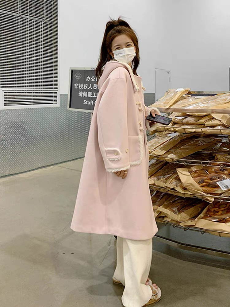 袖口帽子口袋拼接羊羔絨粉色長款呢子大衣女2023年秋冬新款外套