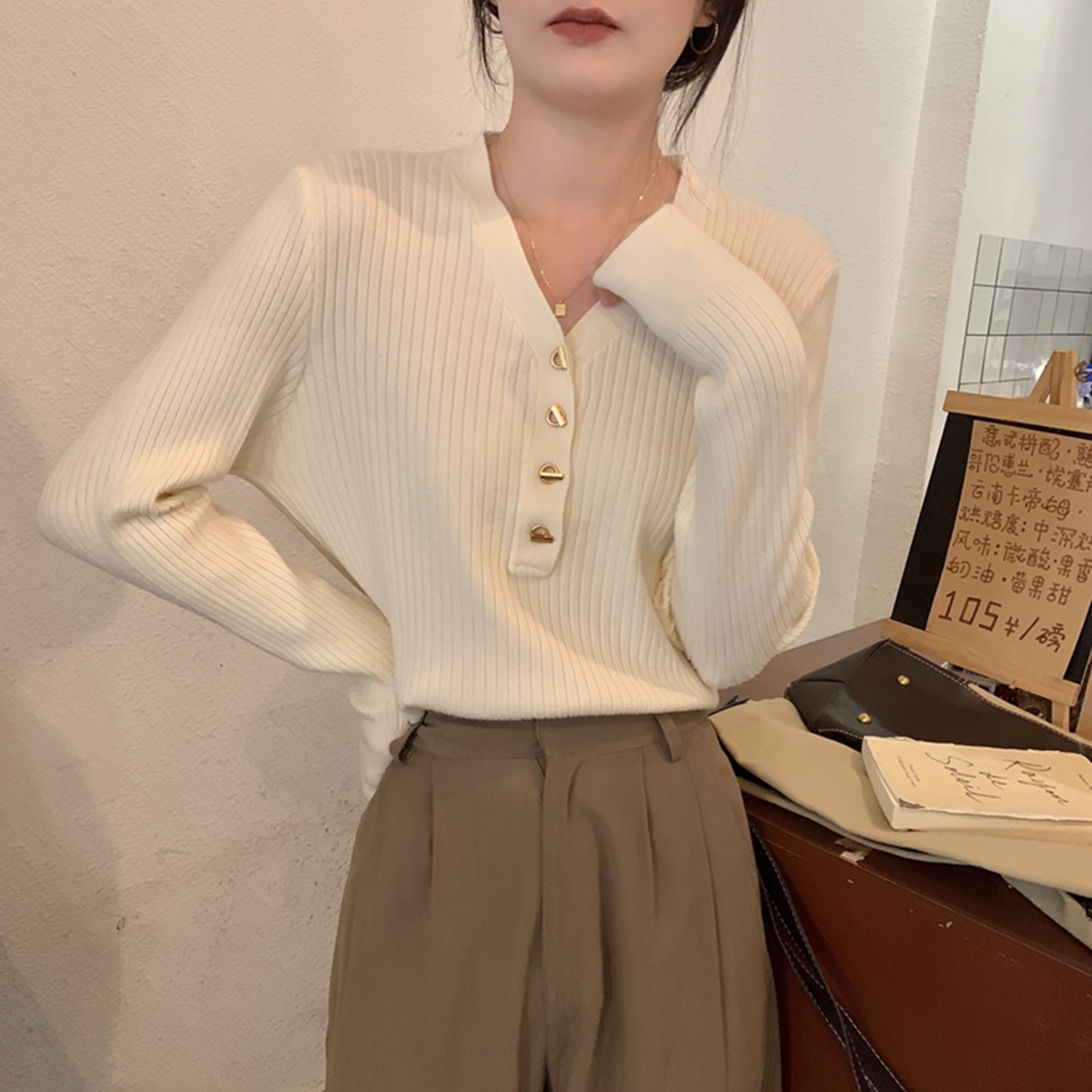 V-neck right shoulder knitted sweater for women in autumn and winter, high-end inner coat, suit bottoming shirt, elegant and beautiful top