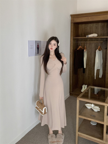 Actual shot of new autumn and winter bottoming dress with slim waist and elegant long skirt