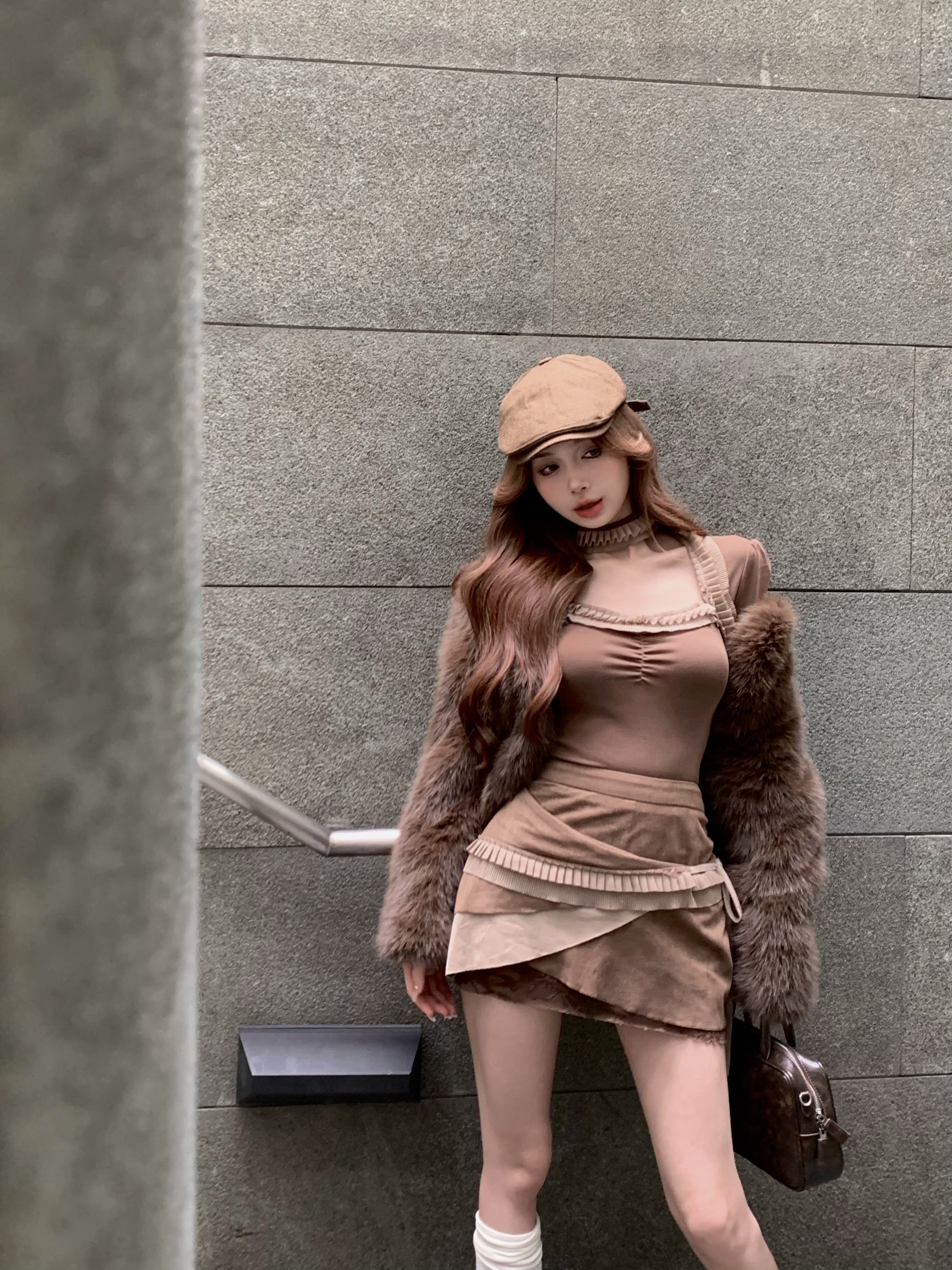 Real shot of Maillard retro pleated top with scarf + lace suede skirt + imitation fox fur for winter
