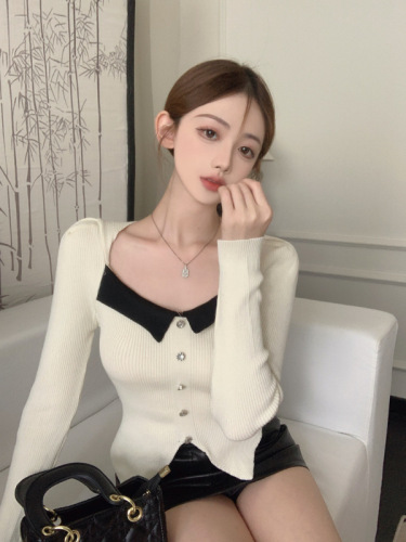 Real shot of French retro square collar contrasting puff sleeve sweater for women in autumn and winter with a design sense of bottoming and inner top