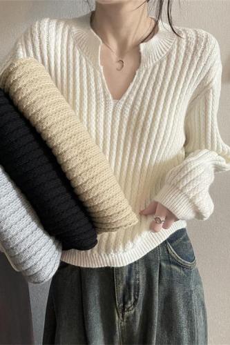 实拍V领收腰短款毛衣女冬韩版复古坑条感纯色针织毛衣