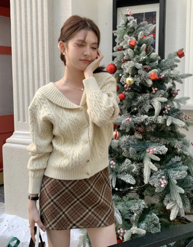 Actual shot ~ Doll collar retro twist pattern cardigan jacket goose yellow high-end full-material knitted sweater autumn and winter