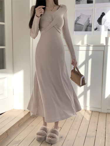 Actual shot of new autumn and winter bottoming dress with slim waist and elegant long skirt