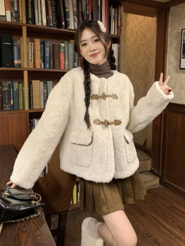 Actual shot of  autumn and winter lamb wool coat for women with small fragrant horn button design short coat