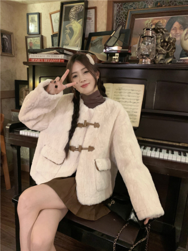 Actual shot of  autumn and winter lamb wool coat for women with small fragrant horn button design short coat