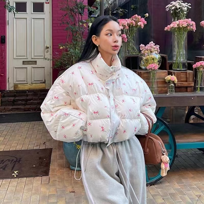 South Korea's Dongdaemun is a good-looking autumn and winter small floral bright hand-stuffed cotton fashionable bakery style