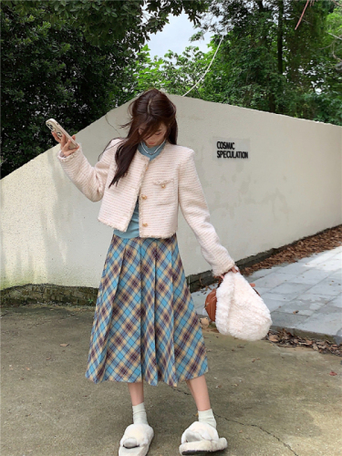 Actual shot~Large size French retro style small fragrant jacket + bottoming shirt + rhombus pleated skirt suit for women