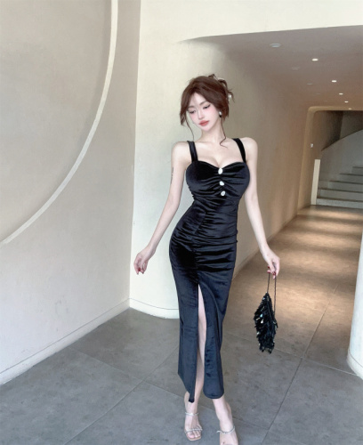 Real shot of suspender velvet skirt, slim and sexy dress, hip-covering mid-length temperament slit skirt