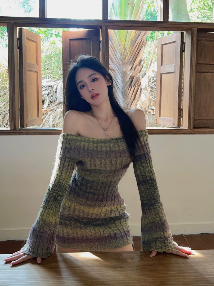 One-shoulder knitted striped dress for women, autumn slim-fitting long-sleeved skirt, pure lustful hot girl waist-covering hip short skirt