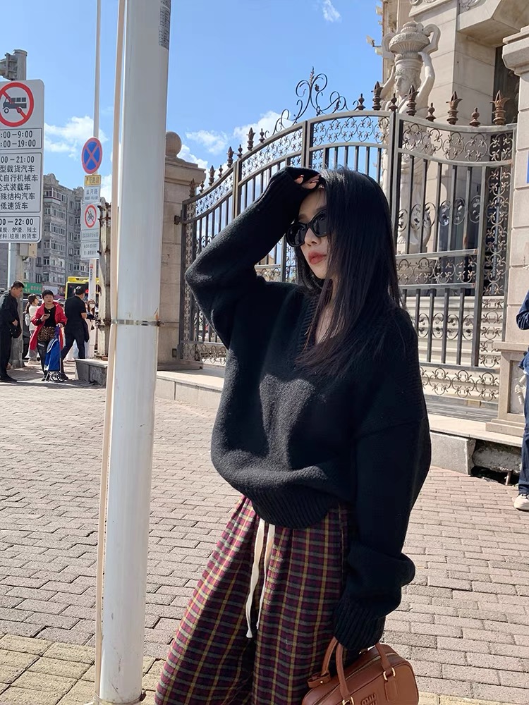 張公子STUDIO 慵懶風黑色套頭v領毛衣女秋冬季寬鬆長袖針織衫上衣