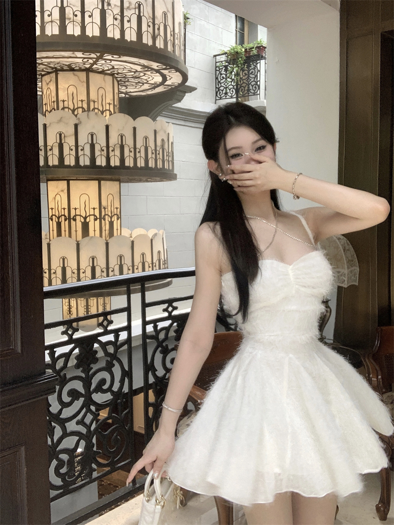 實拍~2023冬v領立體毛絨氣質鑽鏈裝飾綁帶露背吊帶禮服裙純色