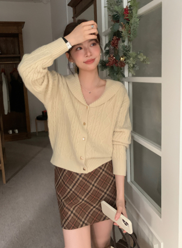 Actual shot ~ Doll collar retro twist pattern cardigan jacket goose yellow high-end full-material knitted sweater autumn and winter