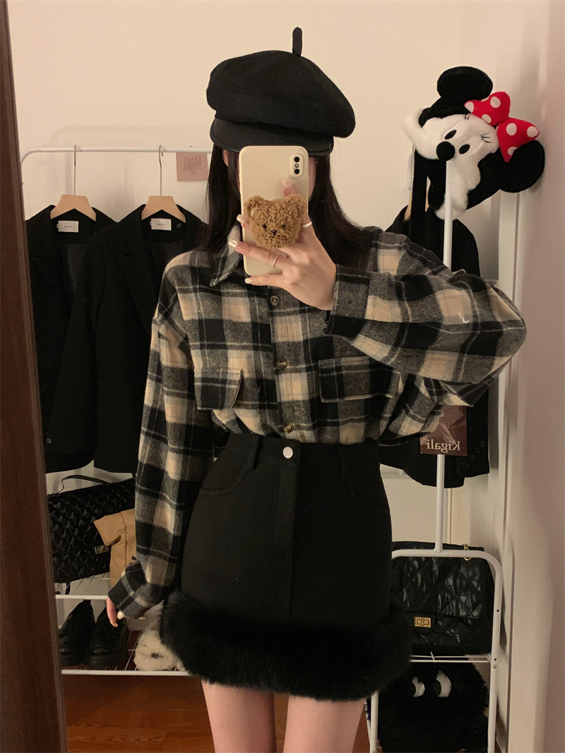 Real shot of Winter Maillard retro plaid brushed thickened shirt + woolen splicing furry butt-covering skirt