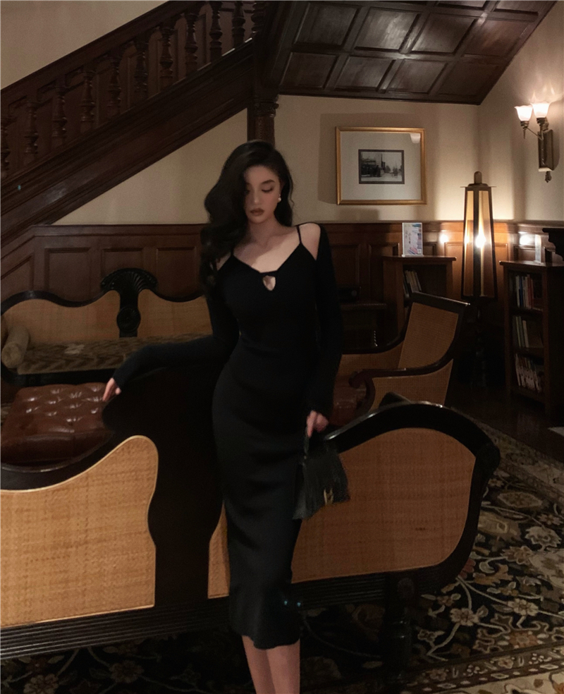 Real shot of winter retro knitted dress, hollow sexy and elegant hip-covering fake two-piece bottoming skirt