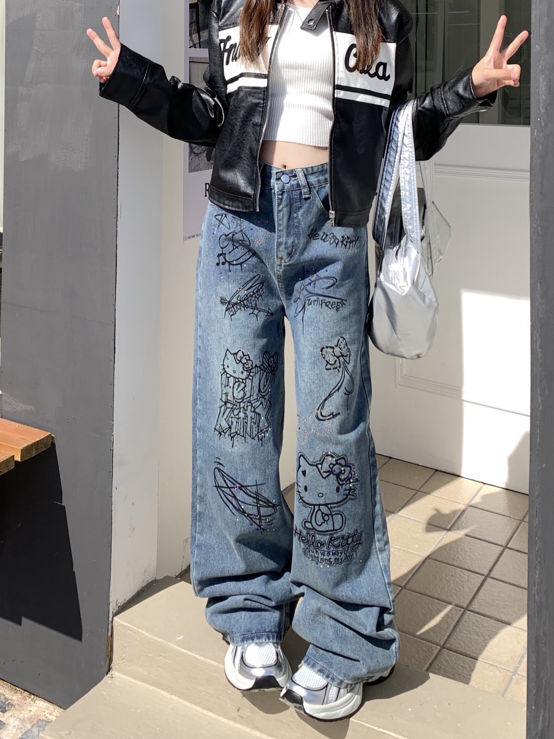 實拍！！新款時髦塗鴉設計感修身顯瘦水洗藍色牛仔直筒褲女