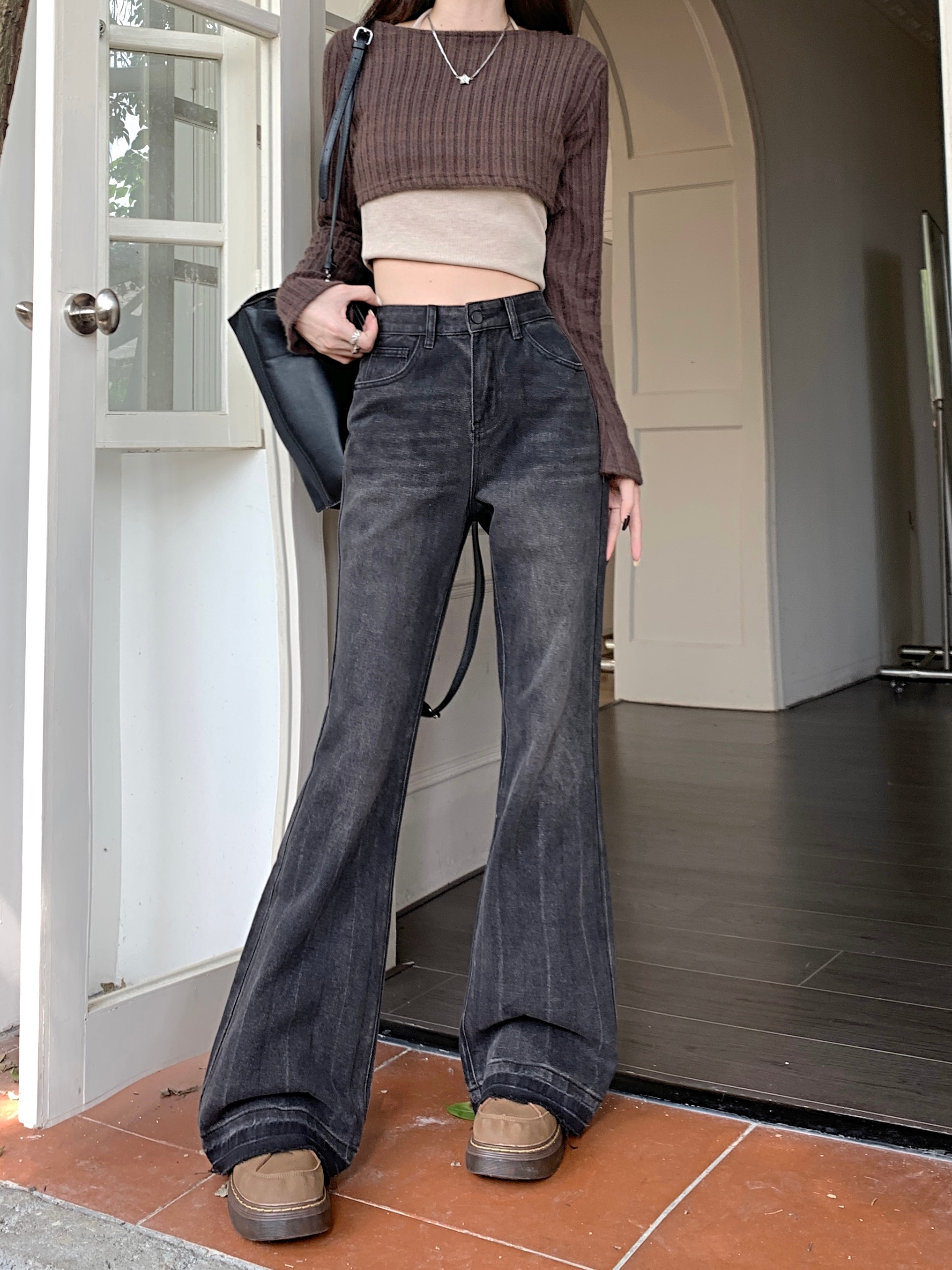 Actual shot of new autumn and winter slimming jeans for women, American style high-waisted raw-edged flared jeans for women