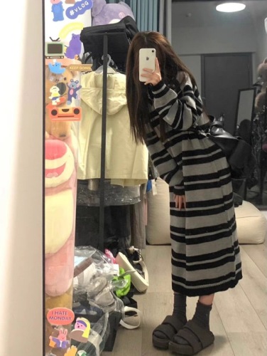 French retro striped design knitted dress for women autumn and winter high-end loose mid-length pullover sweater dress