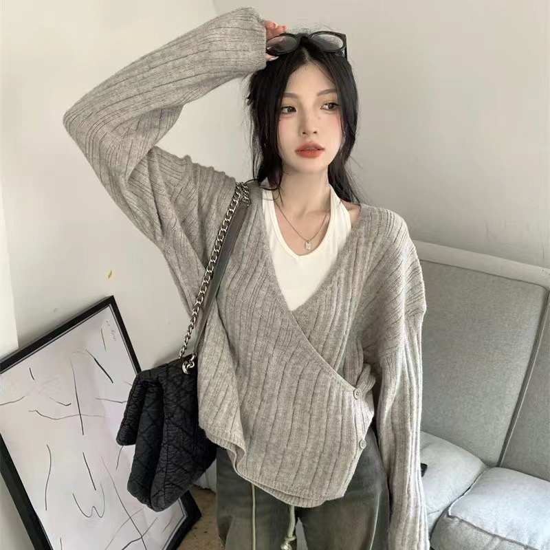 Early autumn gray v-neck oblique button knitted cardigan for women in autumn and winter with loose design, sweater jacket, long-sleeved top