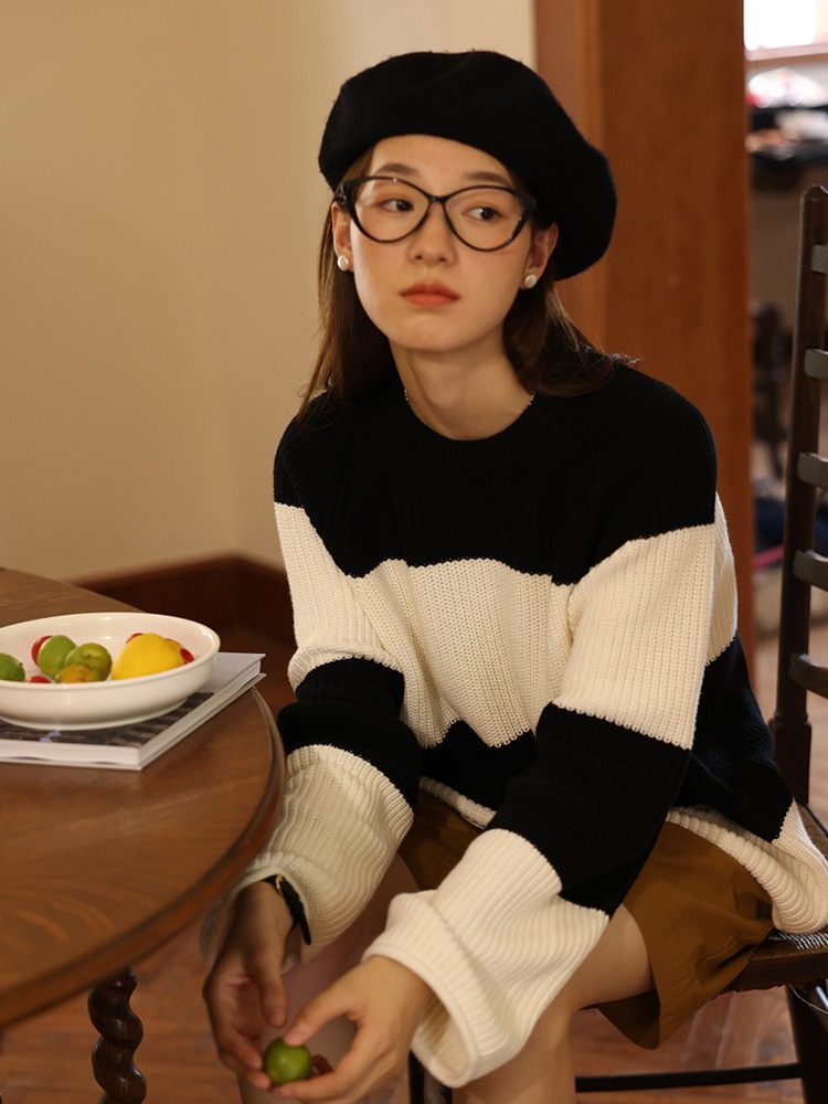 Retro Japanese knitted sweaters for women in autumn and winter, lazy contrasting colors, round neck stripes, loose pullover outer sweaters, trendy