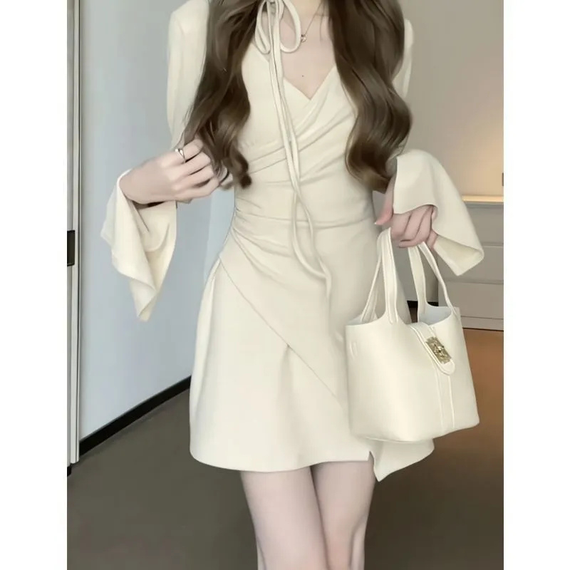 松本喪喪少女風V領不規則腰部褶皺長袖系帶裙顯瘦秋季新款連衣裙