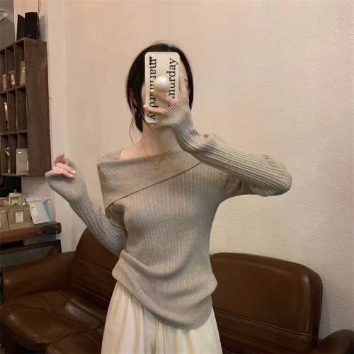 One-shoulder sweater for women in early autumn, high-end, super good-looking, slim and pure, long-sleeved knitted top