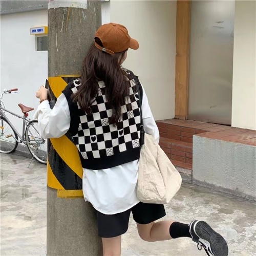 Black and white checkerboard sweater knitted vest for women 2023 new early autumn short style outer vest top